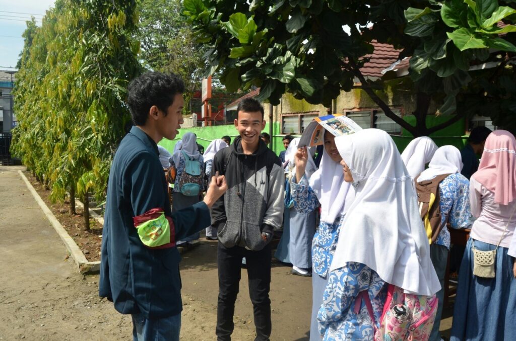 Menjelaskan UB ke Siswi SMA